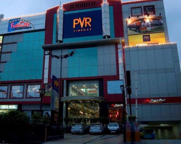 Best movie theater complex offering entertainment, food, and fun activities